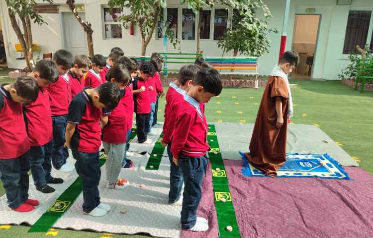 برای تثبیت یادگیری بهتر نگاره 9 مبحث( مسجدمحله) برگزاری نماز توسط دانش‌آموزان در حیاط مدرسه انجام شد 2