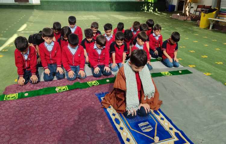 برای تثبیت یادگیری بهتر نگاره 9 مبحث( مسجدمحله) برگزاری نماز توسط دانش‌آموزان در حیاط مدرسه انجام شد 3