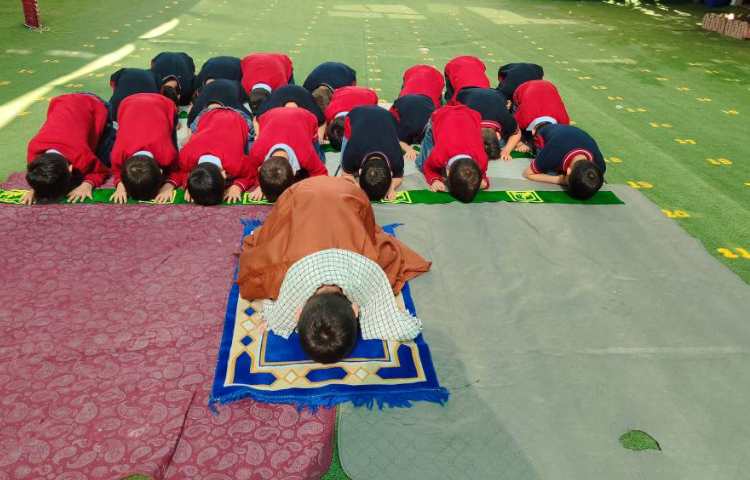 برای تثبیت یادگیری بهتر نگاره 9 مبحث( مسجدمحله) برگزاری نماز توسط دانش‌آموزان در حیاط مدرسه انجام شد 4