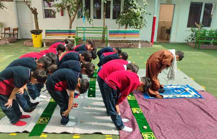 برای تثبیت یادگیری بهتر نگاره 9 مبحث( مسجدمحله) برگزاری نماز توسط دانش‌آموزان در حیاط مدرسه انجام شد