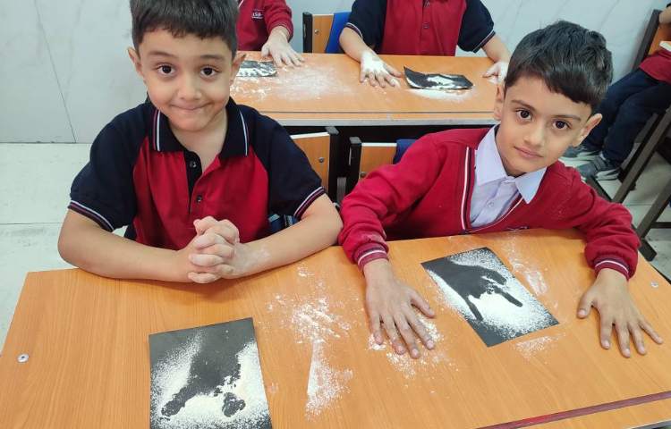 برای تثبیت یادگیری مبحث سایه‌ها در درس علوم آموزش و مهارت دست‌ورزی با آرد در کلاس انجام شد. 1