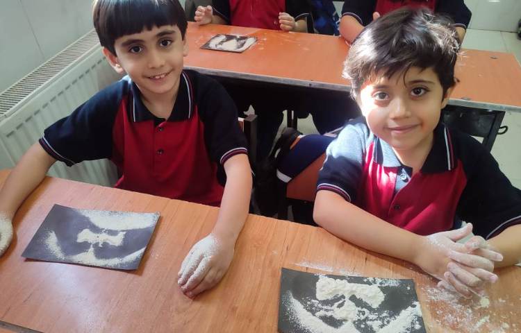 برای تثبیت یادگیری مبحث سایه‌ها در درس علوم آموزش و مهارت دست‌ورزی با آرد در کلاس انجام شد. 2