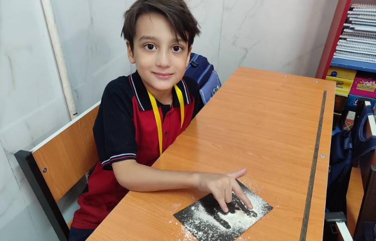 برای تثبیت یادگیری مبحث سایه‌ها در درس علوم آموزش و مهارت دست‌ورزی با آرد در کلاس انجام شد. 3