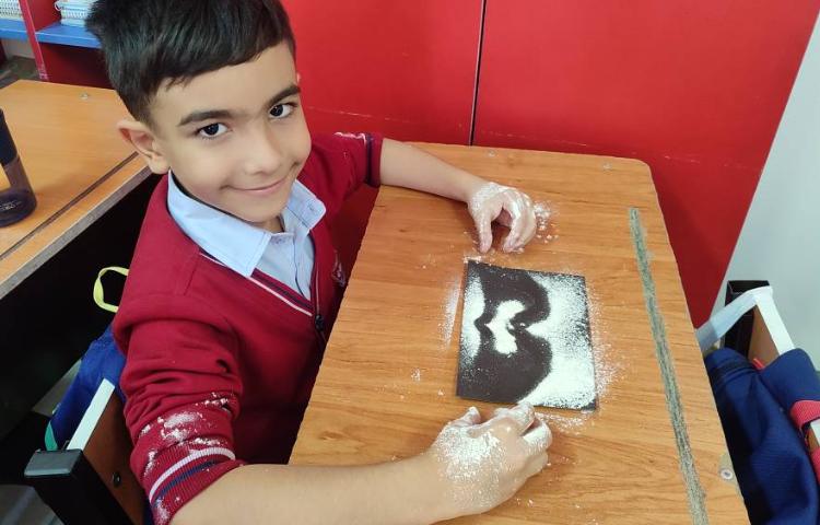 برای تثبیت یادگیری مبحث سایه‌ها در درس علوم آموزش و مهارت دست‌ورزی با آرد در کلاس انجام شد. 4