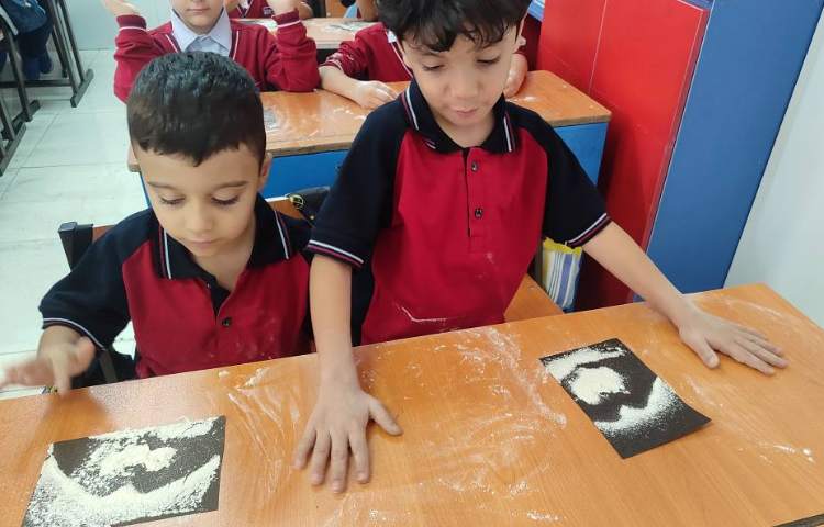 برای تثبیت یادگیری مبحث سایه‌ها در درس علوم آموزش و مهارت دست‌ورزی با آرد در کلاس انجام شد.