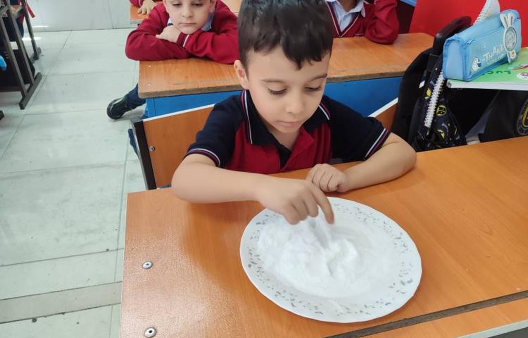 برای تثبیت یادگیری نشانه ( آ) تمرین نوشتاری بر روی نمک در کلاس انجام شد 1