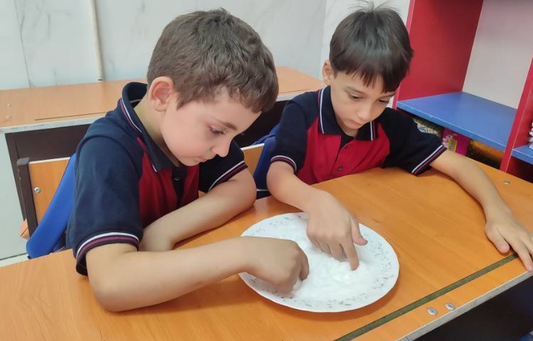 برای تثبیت یادگیری نشانه ( آ) تمرین نوشتاری بر روی نمک در کلاس انجام شد 2