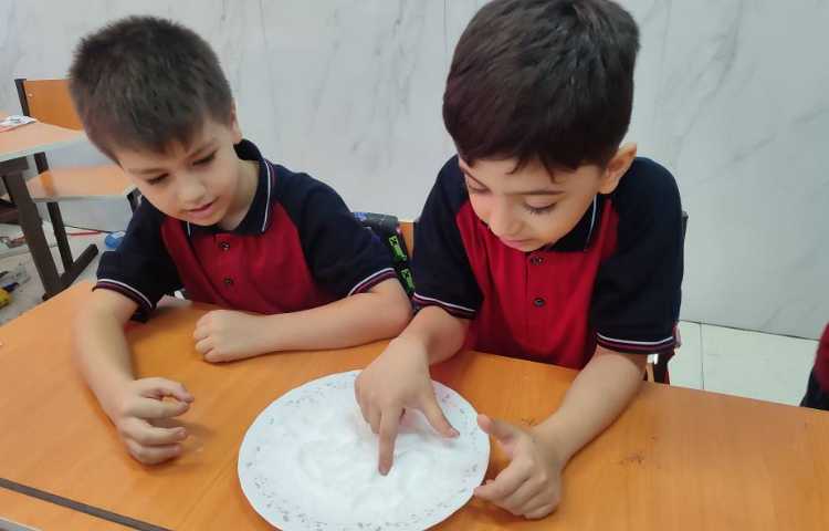 برای تثبیت یادگیری نشانه ( آ) تمرین نوشتاری بر روی نمک در کلاس انجام شد 3