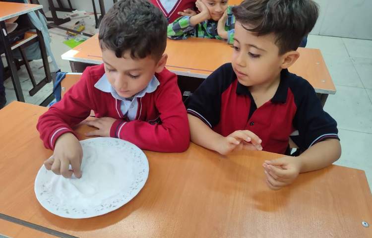 برای تثبیت یادگیری نشانه ( آ) تمرین نوشتاری بر روی نمک در کلاس انجام شد 4