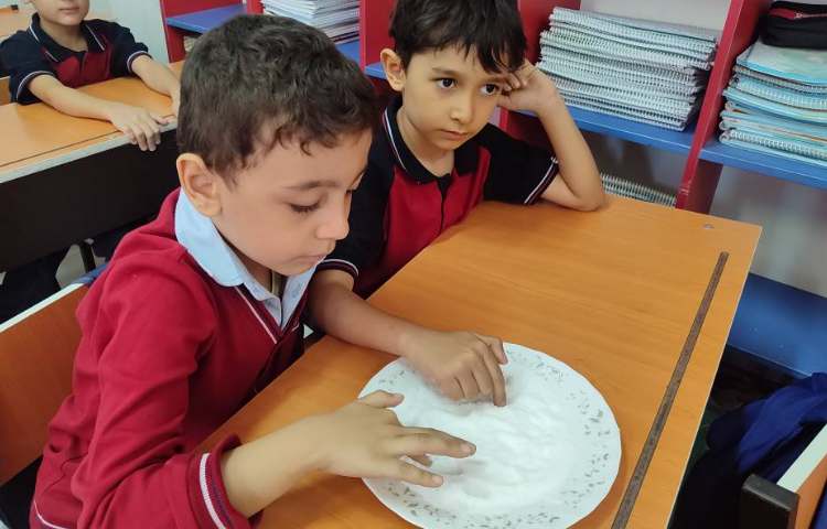 برای تثبیت یادگیری نشانه ( آ) تمرین نوشتاری بر روی نمک در کلاس انجام شد 5