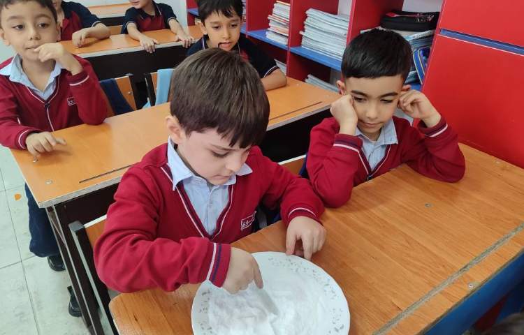 برای تثبیت یادگیری نشانه ( آ) تمرین نوشتاری بر روی نمک در کلاس انجام شد