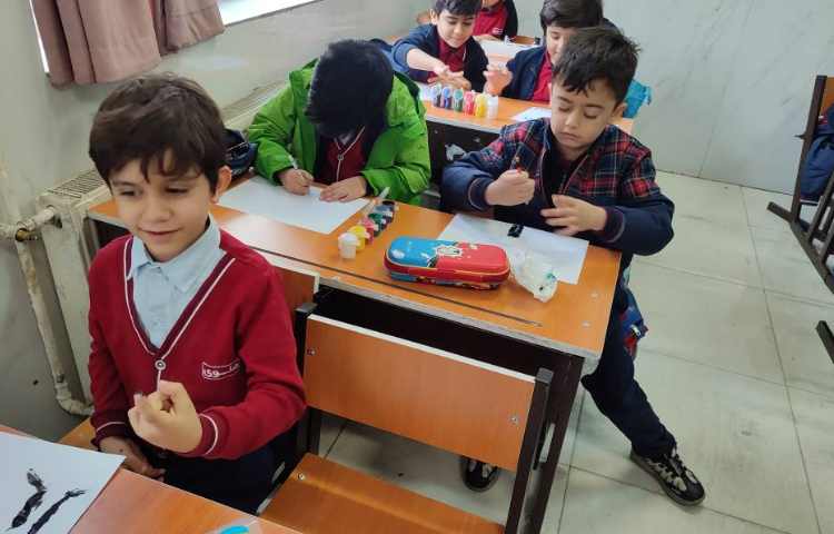 برای تثبیت یادگیری نشانه (ث) نقاشی با گواش توسط( اثرانگشت) در کلاس انجام شد