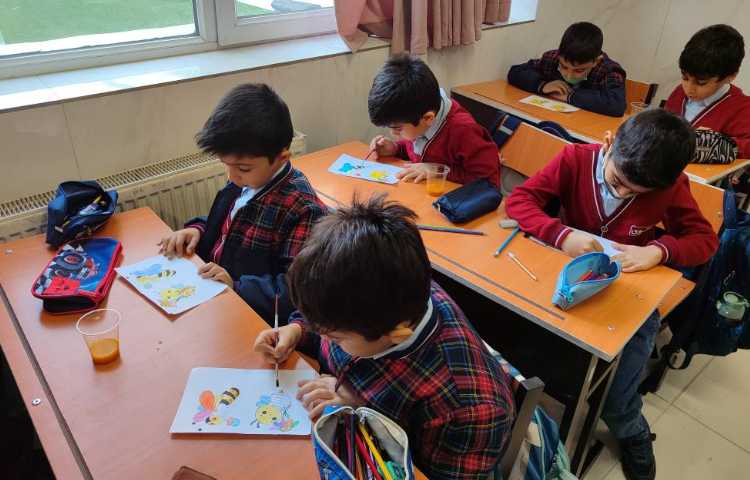 برای تثبیت یادگیری نشانه (ز) کاربرگ نقاشی زنبور با استفاده از رنگ خوراکی در کلاس انجام شد. 5