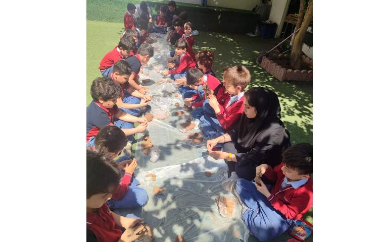 برای تثبیت یادگیری نشانه ( ظ) با استفاده از گِل نرم دست‌سازه‌های سفالی ظروف در حیاط مدرسه انجام شد. 1