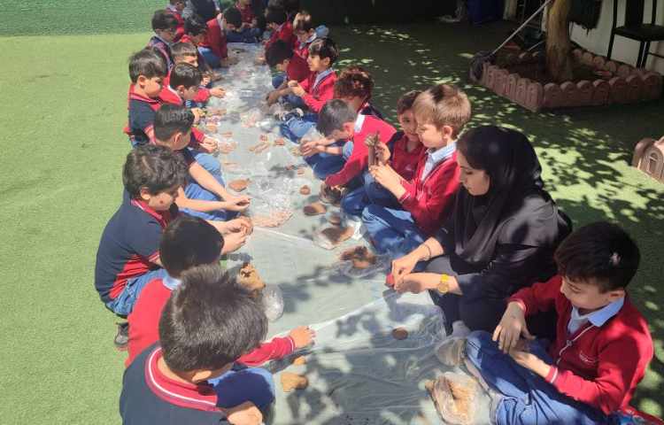 برای تثبیت یادگیری نشانه ( ظ) با استفاده از گِل نرم دست‌سازه‌های سفالی ظروف در حیاط مدرسه انجام شد. 3