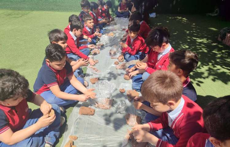 برای تثبیت یادگیری نشانه ( ظ) با استفاده از گِل نرم دست‌سازه‌های سفالی ظروف در حیاط مدرسه انجام شد.