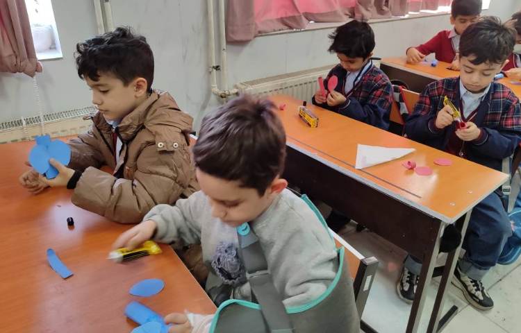 برای تثبیت یادگیری نشانه‌ی (ف) کاردستی ساخت(فیل) درکلاس انجام شد. 1