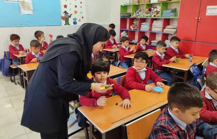 برای تثبیت یادگیری نشانه‌ی (ف) کاردستی ساخت(فیل) درکلاس انجام شد. 4