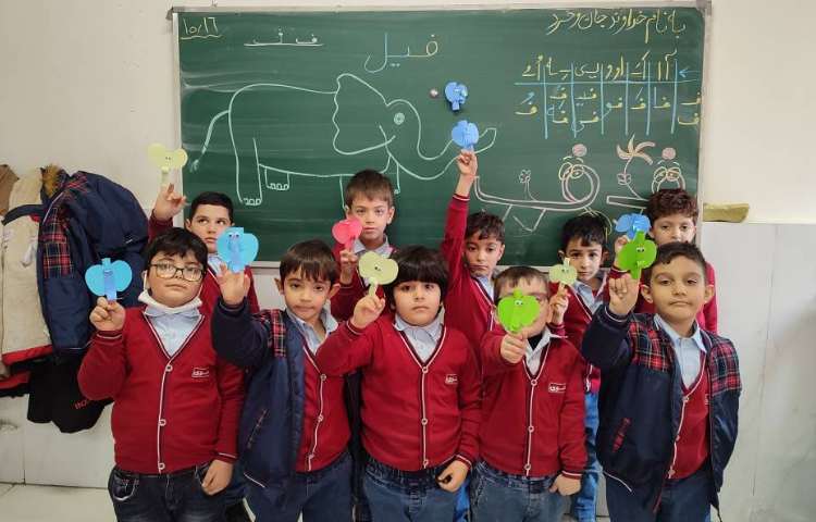 برای تثبیت یادگیری نشانه‌ی (ف) کاردستی ساخت(فیل) درکلاس انجام شد. 5