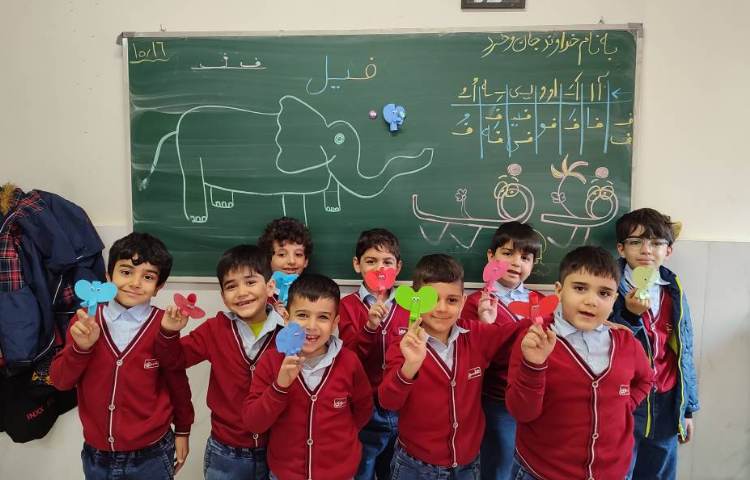 برای تثبیت یادگیری نشانه‌ی (ف) کاردستی ساخت(فیل) درکلاس انجام شد. 6