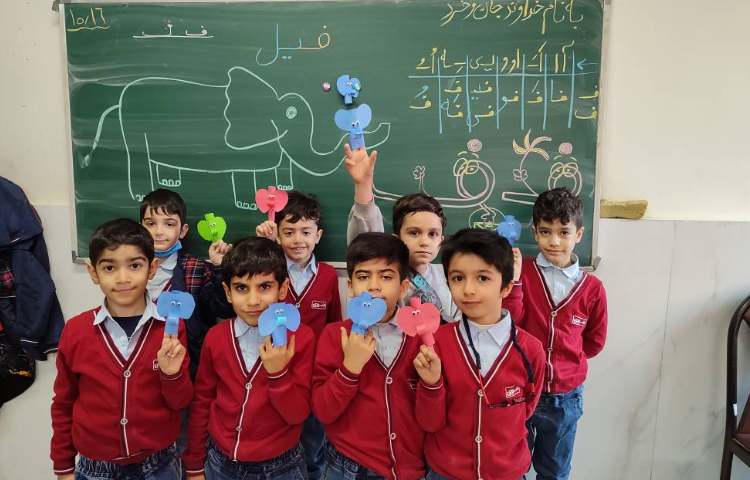 برای تثبیت یادگیری نشانه‌ی (ف) کاردستی ساخت(فیل) درکلاس انجام شد. 7