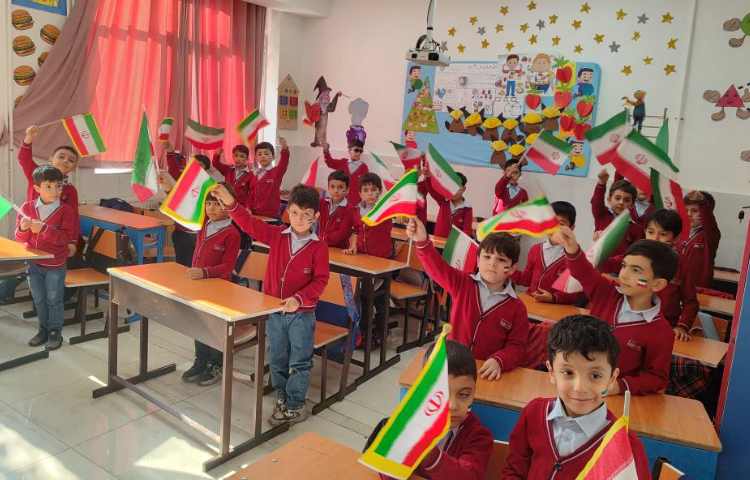 برای تثبیت یادگیری و ایجاد انگیزه درس جدید نقاشی پرچم ایران و اجرای سرود ملی در کلاس