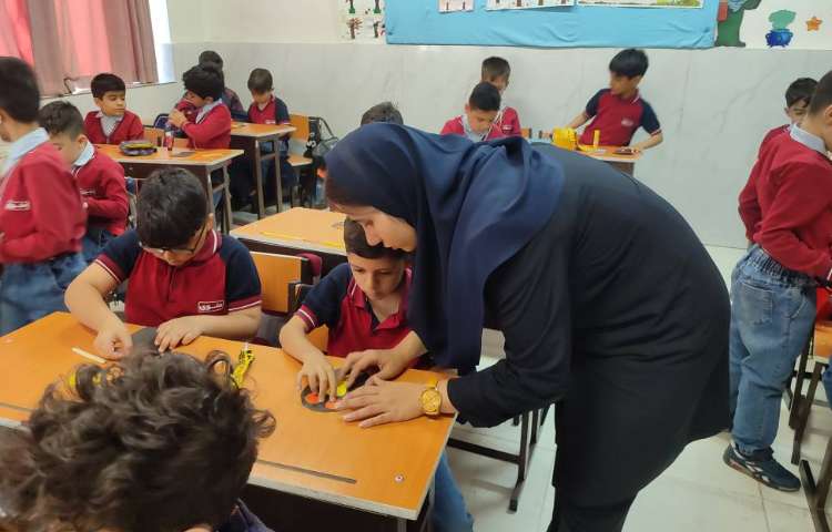 برای تثبیت یادگیری و ایجاد انگیزه نشانه ( غ) غین کاردستی ( کلاغ) در کلاس توسط دانش‌آموزان انجام شد. 1