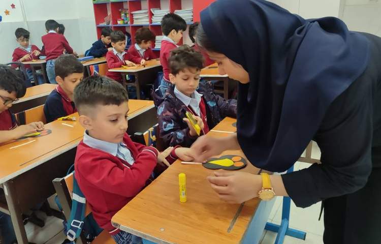 برای تثبیت یادگیری و ایجاد انگیزه نشانه ( غ) غین کاردستی ( کلاغ) در کلاس توسط دانش‌آموزان انجام شد. 2