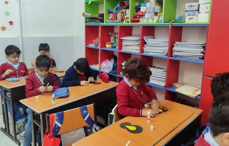 برای تثبیت یادگیری و ایجاد انگیزه نشانه ( غ) غین کاردستی ( کلاغ) در کلاس توسط دانش‌آموزان انجام شد. 3