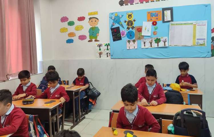 برای تثبیت یادگیری و ایجاد انگیزه نشانه ( غ) غین کاردستی ( کلاغ) در کلاس توسط دانش‌آموزان انجام شد. 4