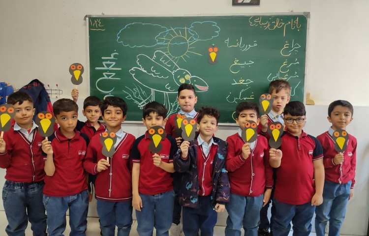 برای تثبیت یادگیری و ایجاد انگیزه نشانه ( غ) غین کاردستی ( کلاغ) در کلاس توسط دانش‌آموزان انجام شد. 5