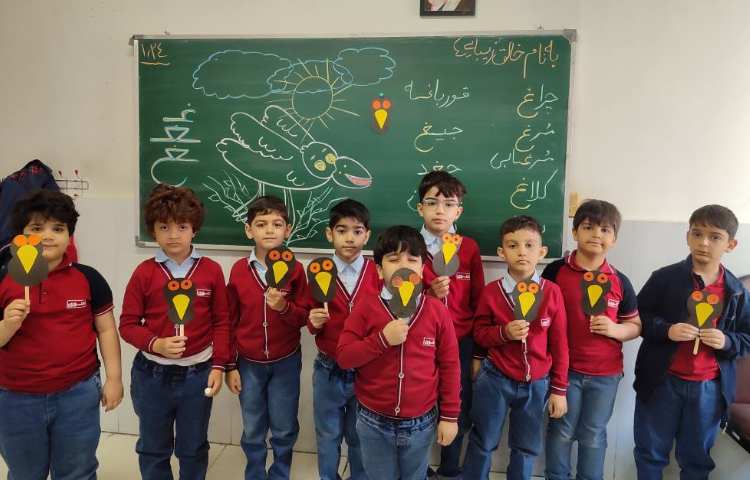 برای تثبیت یادگیری و ایجاد انگیزه نشانه ( غ) غین کاردستی ( کلاغ) در کلاس توسط دانش‌آموزان انجام شد.