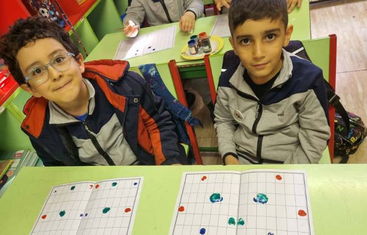 برای درس ریاضی تلفیق هنر و ریاضی دست ورزی مبحث تقارن دو قسمتی 2