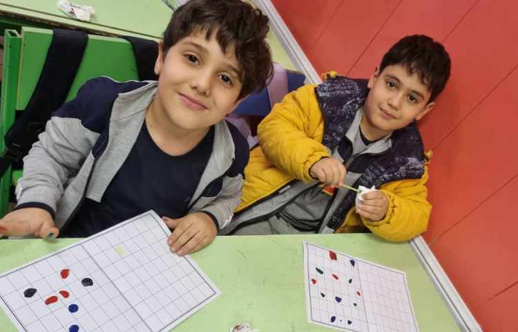 برای درس ریاضی تلفیق هنر و ریاضی دست ورزی مبحث تقارن دو قسمتی 4