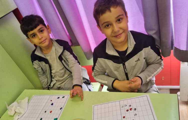 برای درس ریاضی تلفیق هنر و ریاضی دست ورزی مبحث تقارن دو قسمتی 5