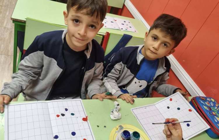 برای درس ریاضی تلفیق هنر و ریاضی دست ورزی مبحث تقارن دو قسمتی 6