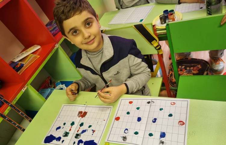 برای درس ریاضی تلفیق هنر و ریاضی دست ورزی مبحث تقارن دو قسمتی 7