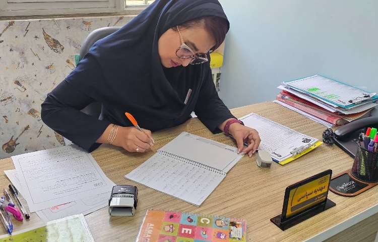 بررسی دفترها و کتاب کارهای زبان دانش آموزان توسط سوپروایزر 1