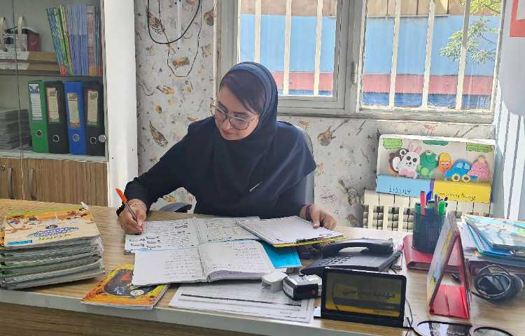 بررسی دفترها و کتاب کارهای زبان دانش آموزان توسط سوپروایزر 2