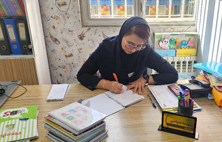 بررسی دفترها و کتاب کارهای زبان دانش آموزان توسط سوپروایزر 2