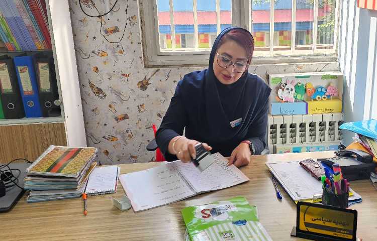 بررسی دفترها و کتاب کارهای زبان دانش آموزان توسط سوپروایزر 3