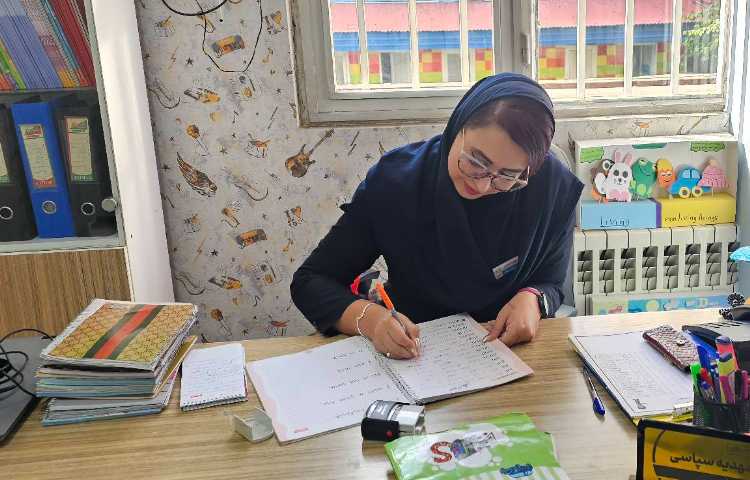 بررسی دفترها و کتاب کارهای زبان دانش آموزان توسط سوپروایزر