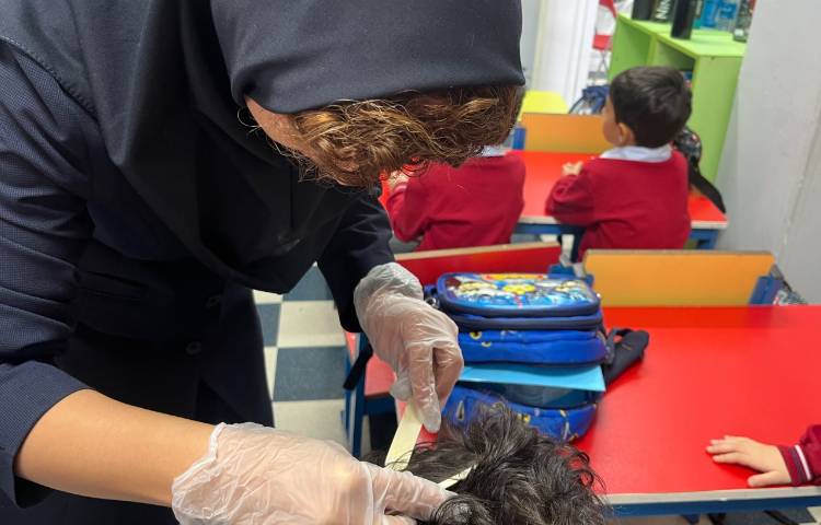 بررسی دوره‌ای پدیکلوز (کنترل بهداشت موی سر) 3