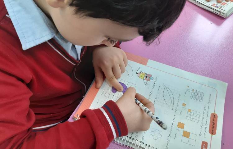 بررسی مساحت یک شکل با واحدهای مختلف 1