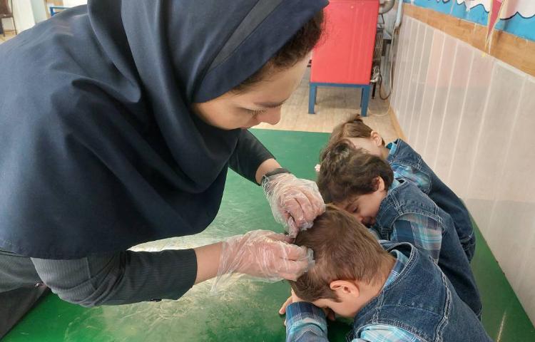 :بررسی پدیکلوز آذر ماه دانش آموزان 1