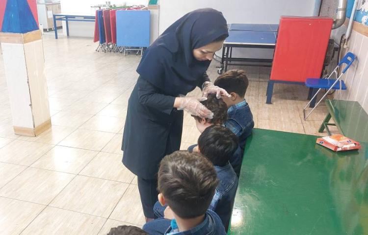 :بررسی پدیکلوز آذر ماه دانش آموزان 6