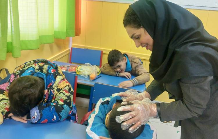 :بررسی پدیکلوز دی ماه دانش آموزان 12