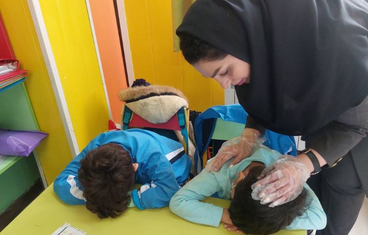 :بررسی پدیکلوز دی ماه دانش آموزان 13