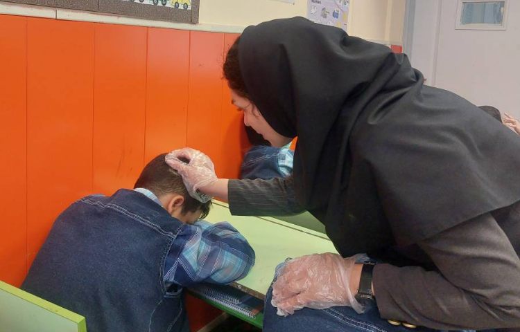 :بررسی پدیکلوز دی ماه دانش آموزان 2