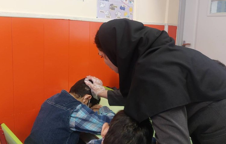 :بررسی پدیکلوز دی ماه دانش آموزان 3